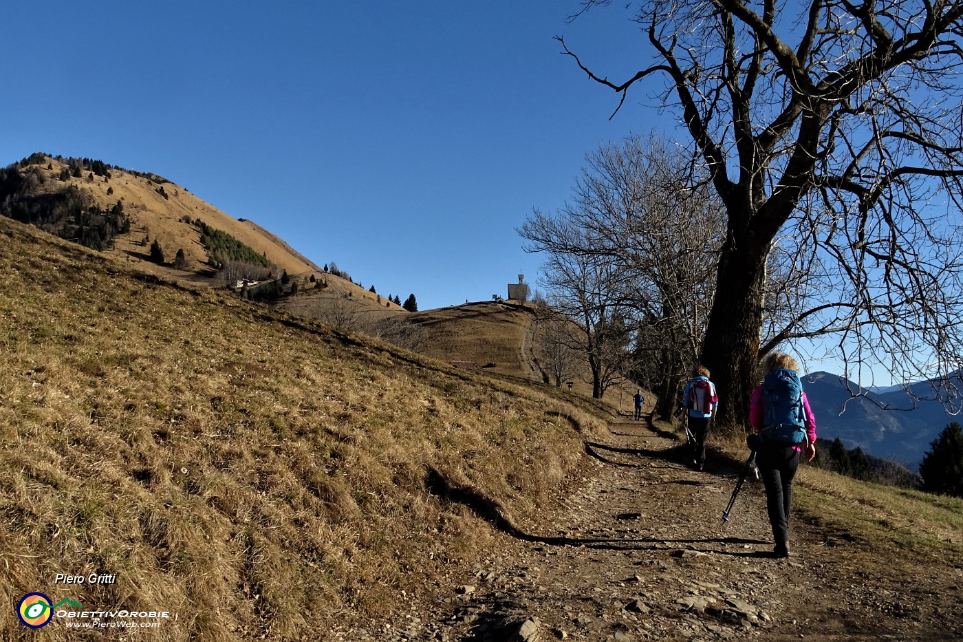 35 Dalle cascine in salita verso la Cappella degli Alpini.JPG -                                